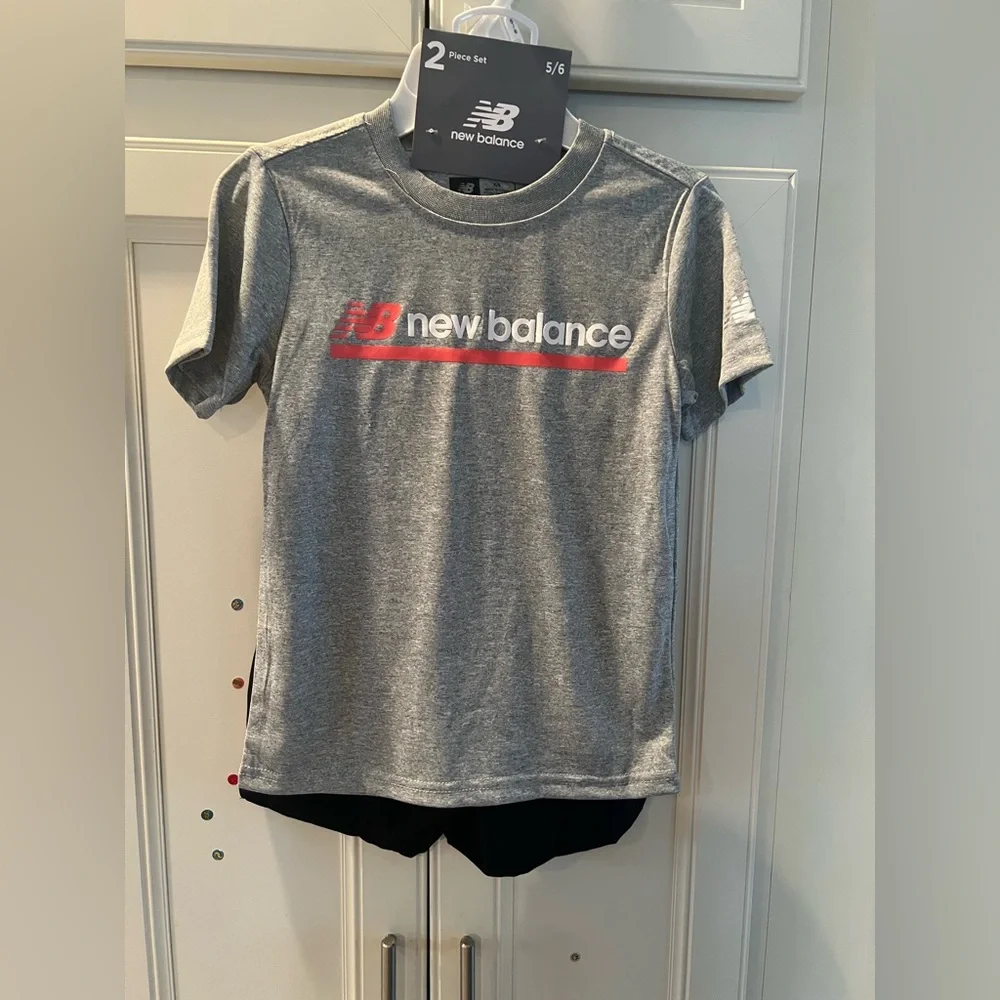 New Balance Kids 2 Piece Set - gray pink & black Shorts Size 5/6